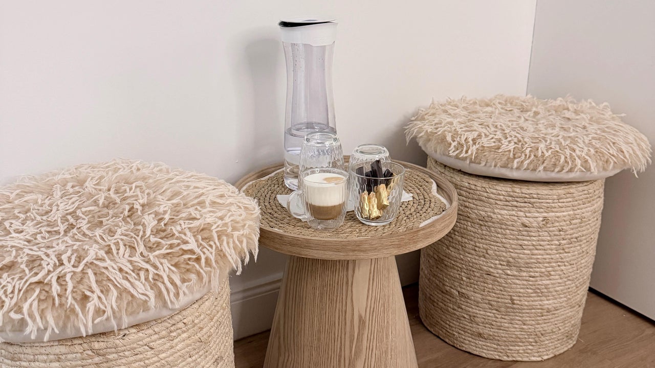 Twee wollige krukjes met een bijzettafel met water en koffie